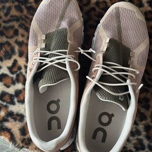 On Cloud running shoes. Rosebrown
Only wore a few times.Shoe stings included